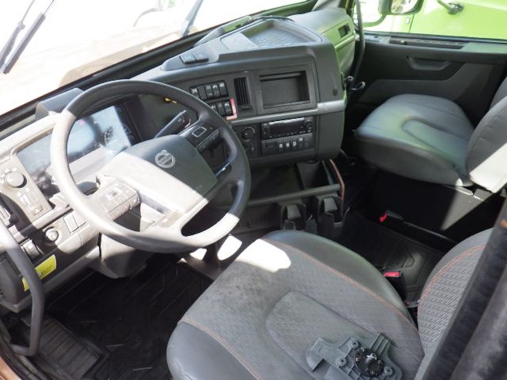 2022-volvo-vnl300-image-17