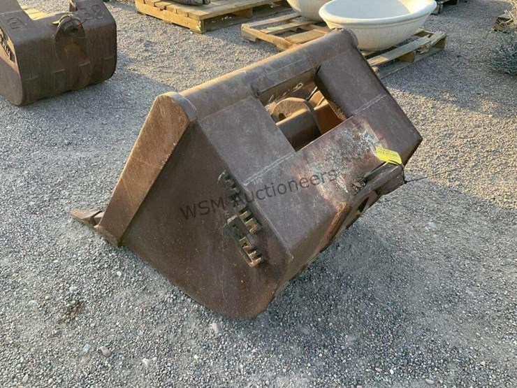 30in-&-24in-excavator-buckets-image-2