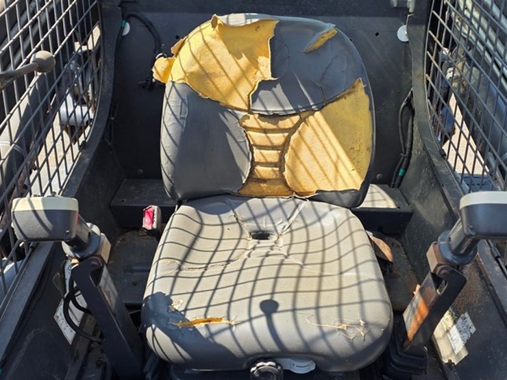 2013-new-holland-l220-image-35