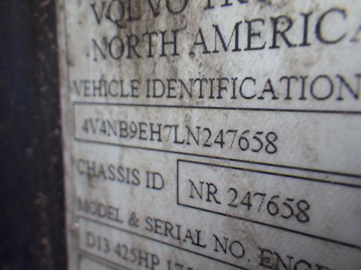 2020-volvo-vnl300-image-20