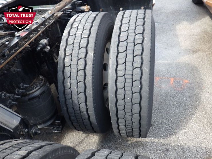 2023-volvo-vnl300-image-5