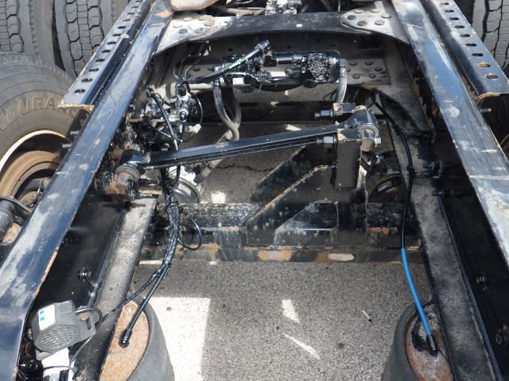 2018-volvo-vnl300-image-10