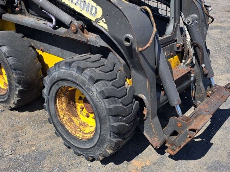 2013-new-holland-l220-image-6