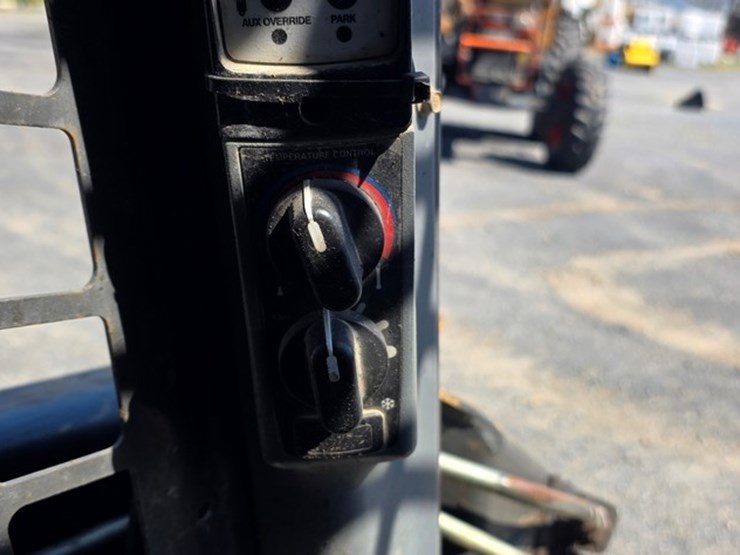 new-holland-l175-image-46