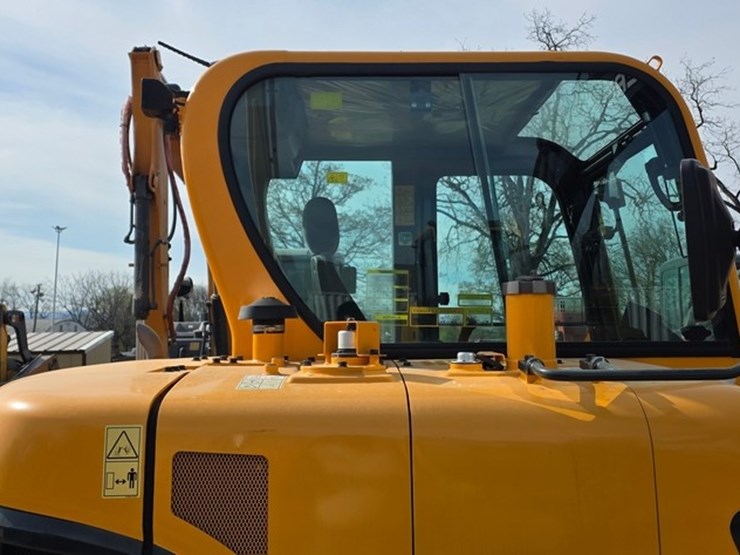 2020-new-holland-e57c-image-30