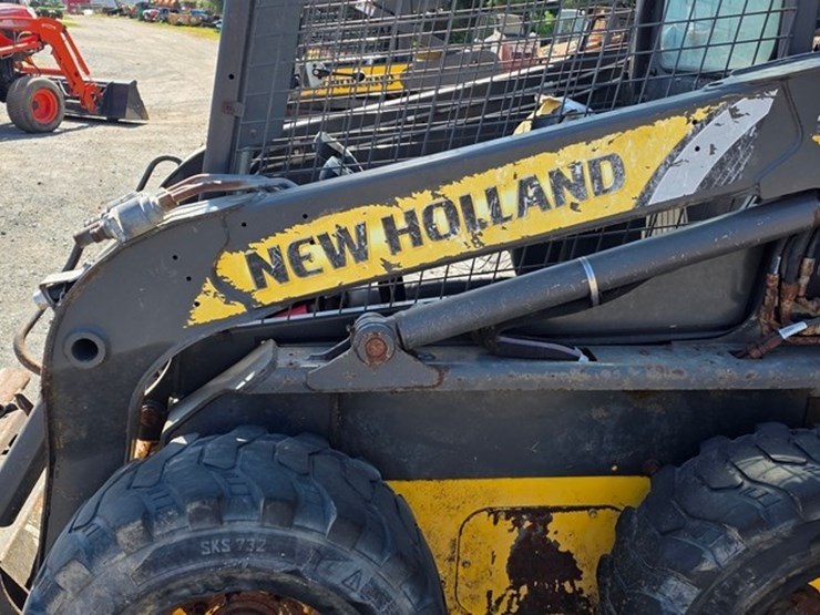 2013-new-holland-l220-image-24