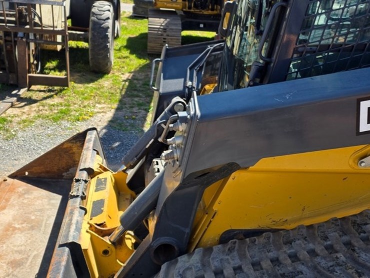 2018-deere-331g-image-32