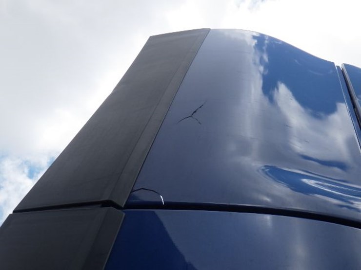 2020-volvo-vnl300-image-5