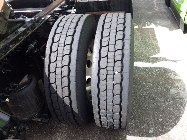 2022-volvo-vnl300-image-7