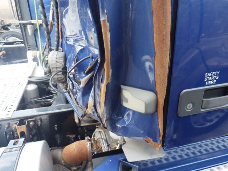 2019-volvo-vnl300-image-6