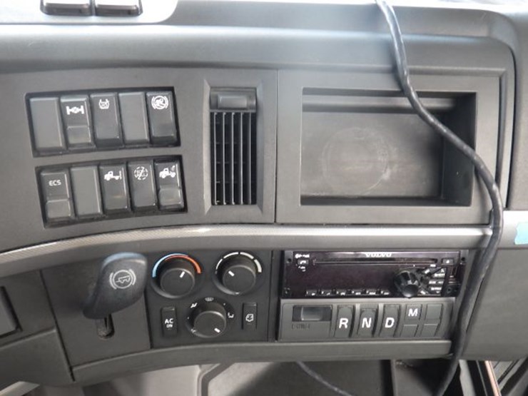 2018-volvo-vnl300-image-16