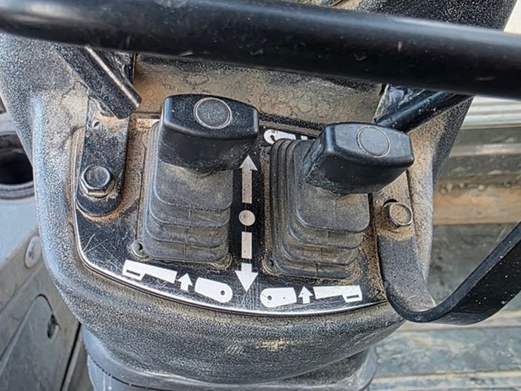 2009-new-holland-b95b-image-75