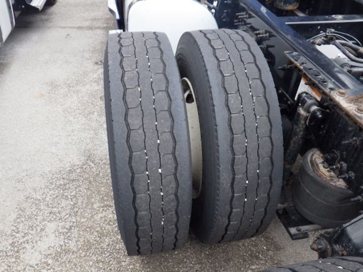 2020-volvo-vnl300-image-15