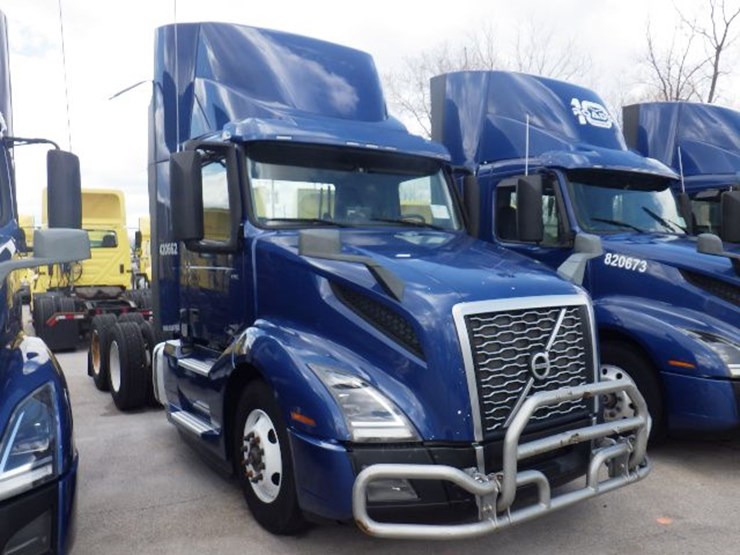 2020-volvo-vnl300-image-3