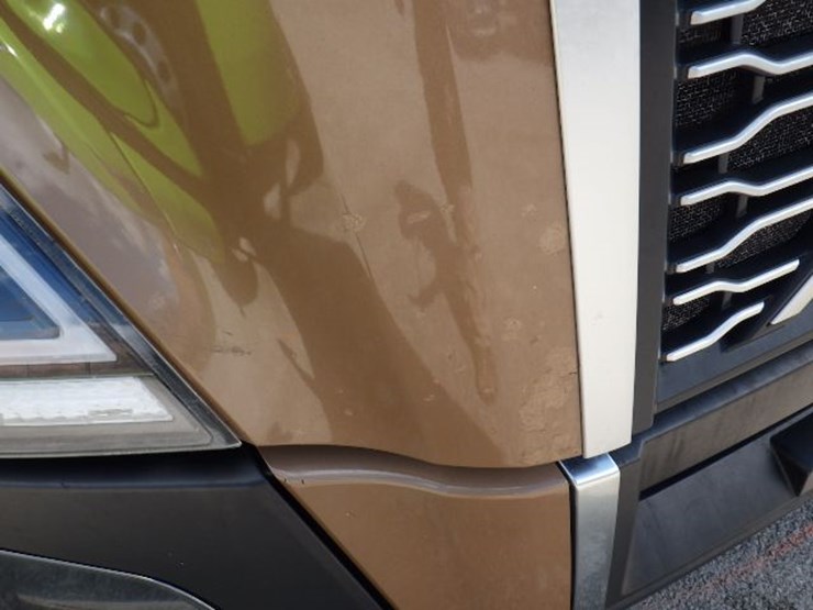 2022-volvo-vnl300-image-4