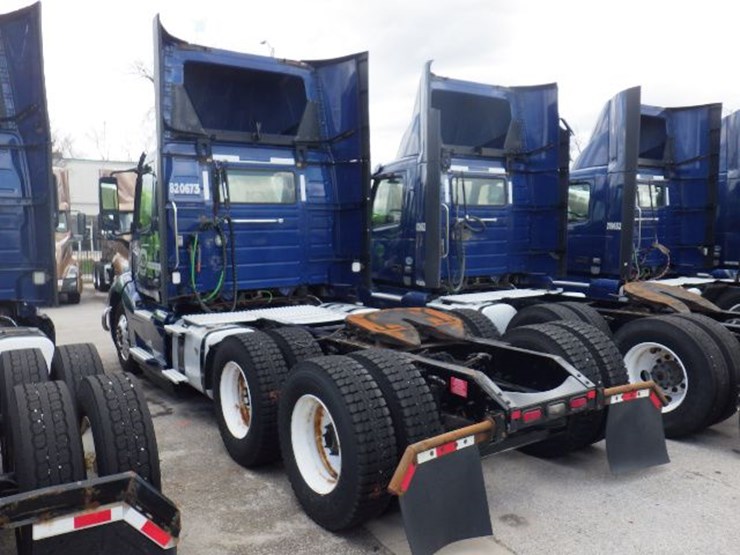 2020-volvo-vnl300-image-13