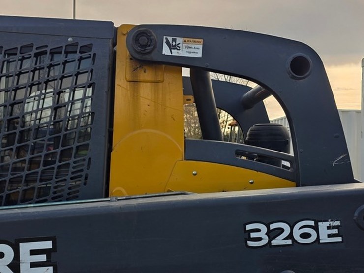 2014-deere-326e-image-25