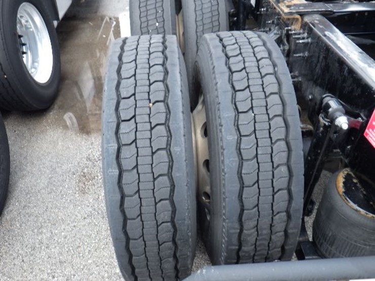 2023-volvo-vnl300-image-12