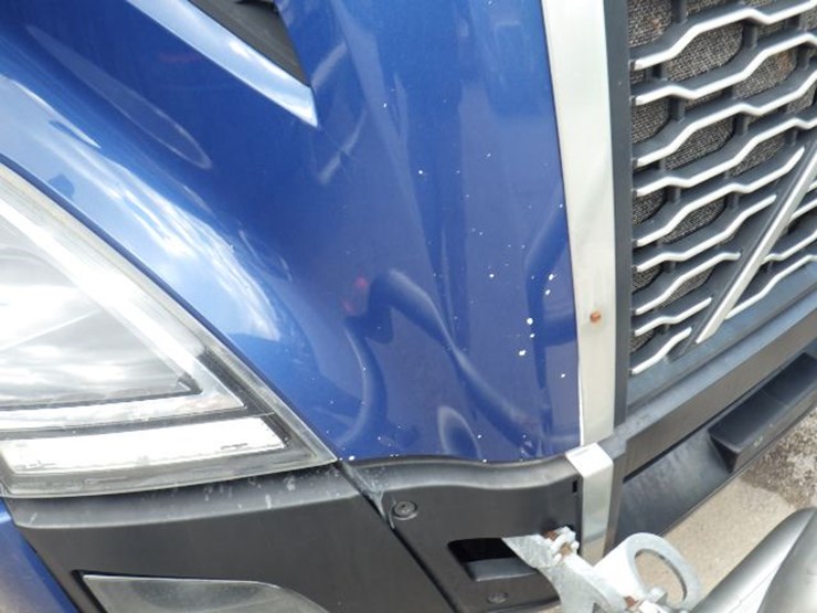 2020-volvo-vnl300-image-4