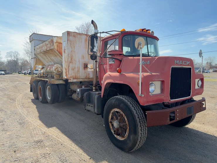 1984-mack-dm686s-image-7