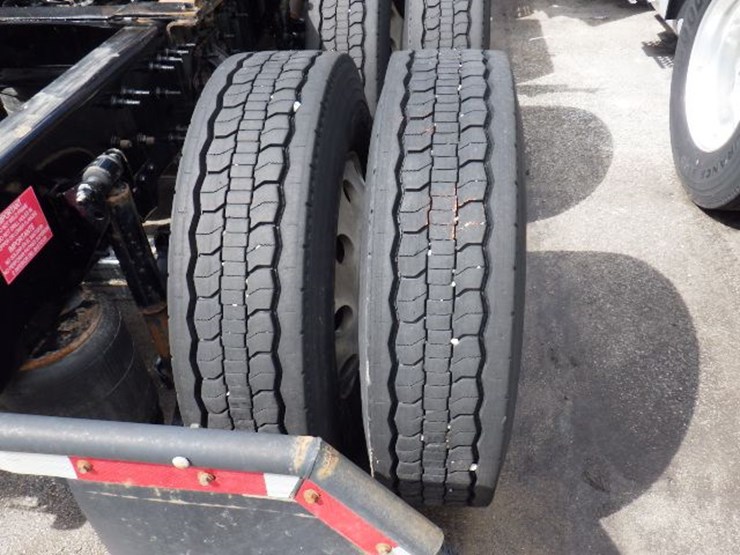 2022-volvo-vnl300-image-9