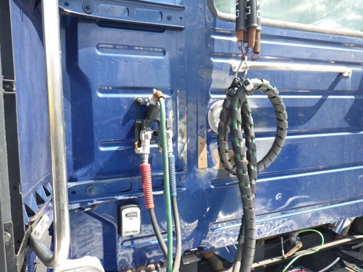 2018-volvo-vnl300-image-17