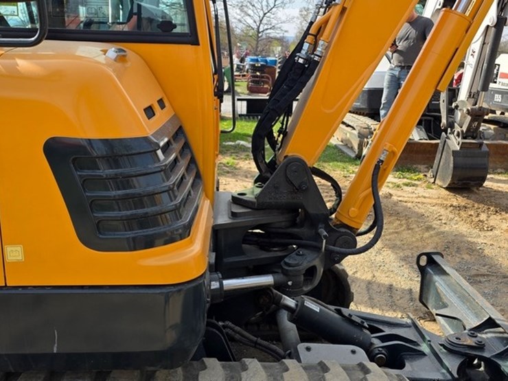 2020-new-holland-e57c-image-32