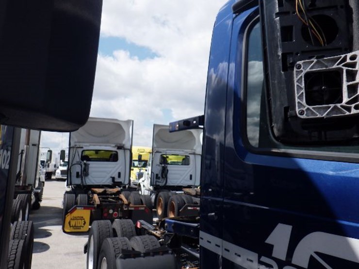 2018-volvo-vnl300-image-6