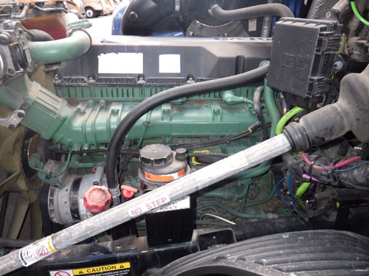 2020-volvo-vnl300-image-19