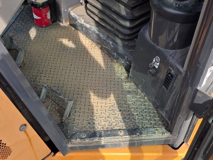 2016-case-750m-lgp-image-61