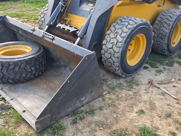 2014-deere-326e-image-32