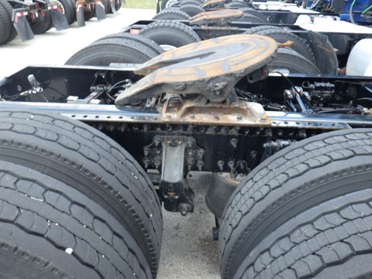 2020-volvo-vnl300-image-5