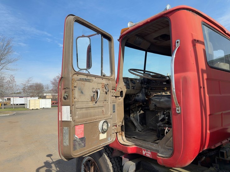 1984-mack-dm686s-image-28