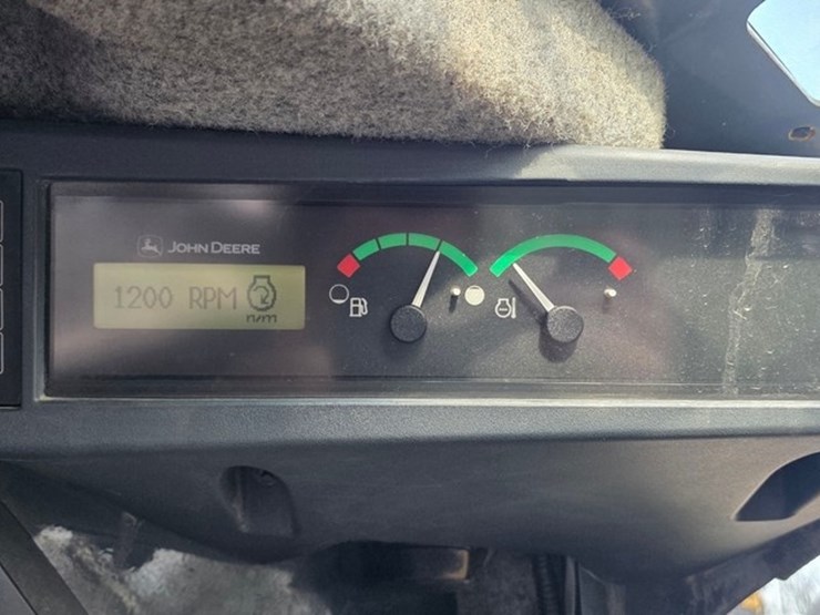 2014-deere-326e-image-58