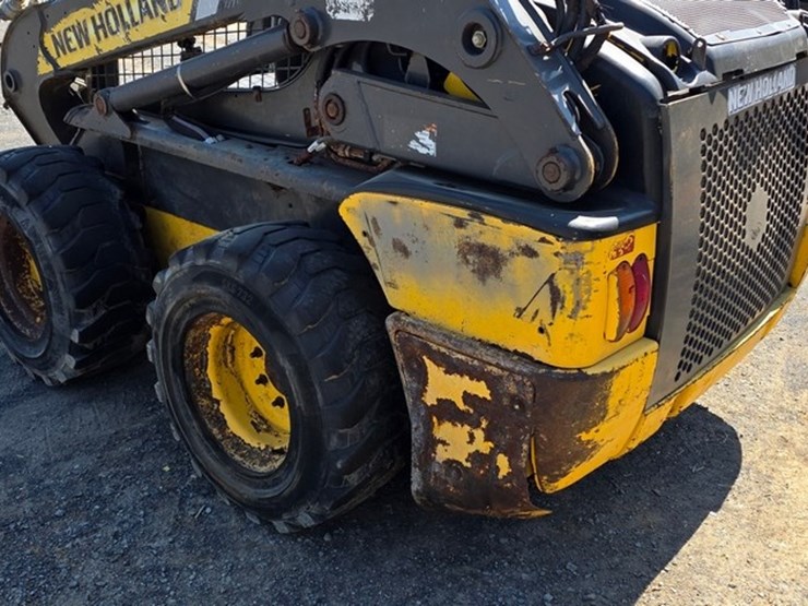 2013-new-holland-l220-image-18