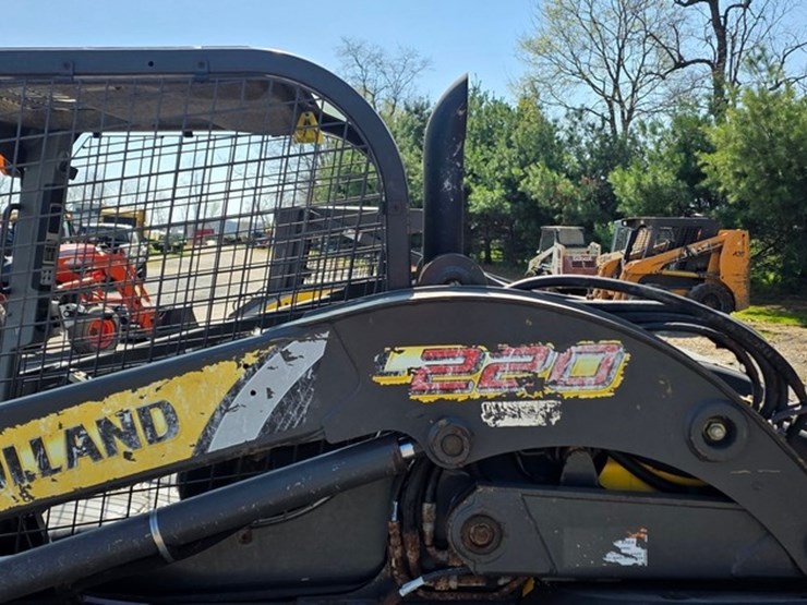 2013-new-holland-l220-image-22