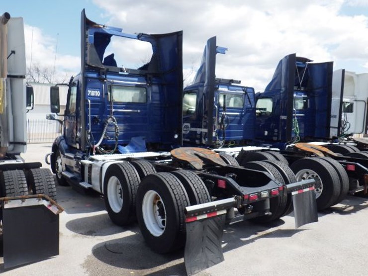 2018-volvo-vnl300-image-11