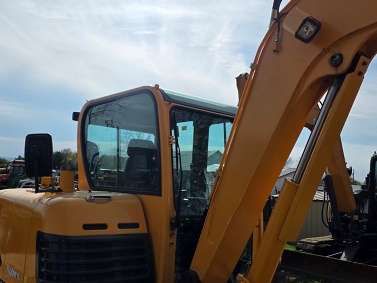 2020-new-holland-e57c-image-38