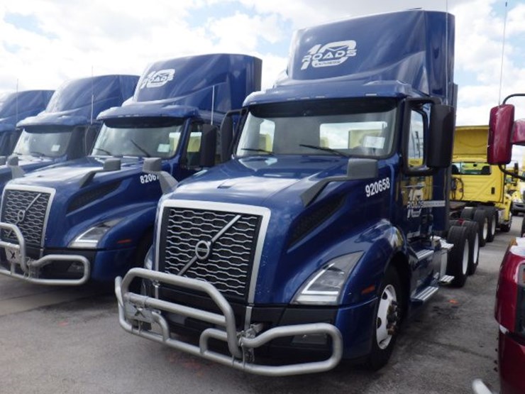 2020-volvo-vnl300-image-1