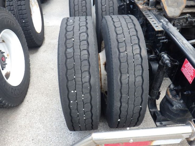 2020-volvo-vnl300-image-12