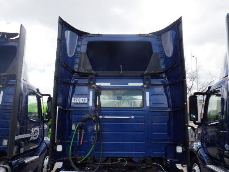 2020-volvo-vnl300-image-12