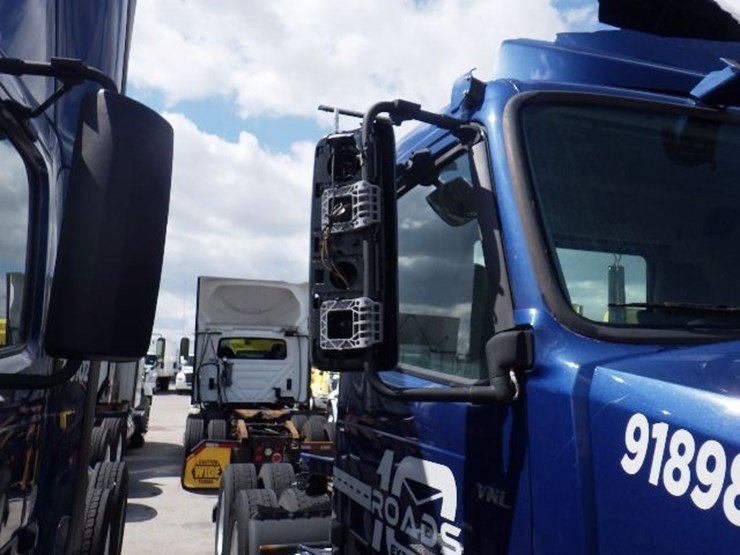 2018-volvo-vnl300-image-5