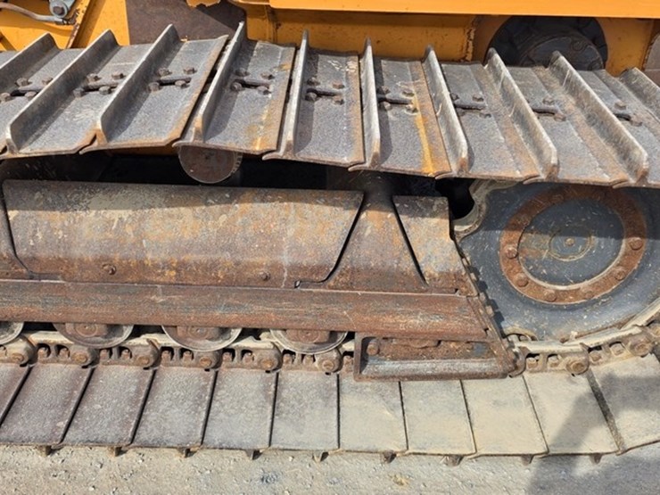 2016-case-750m-lgp-image-17