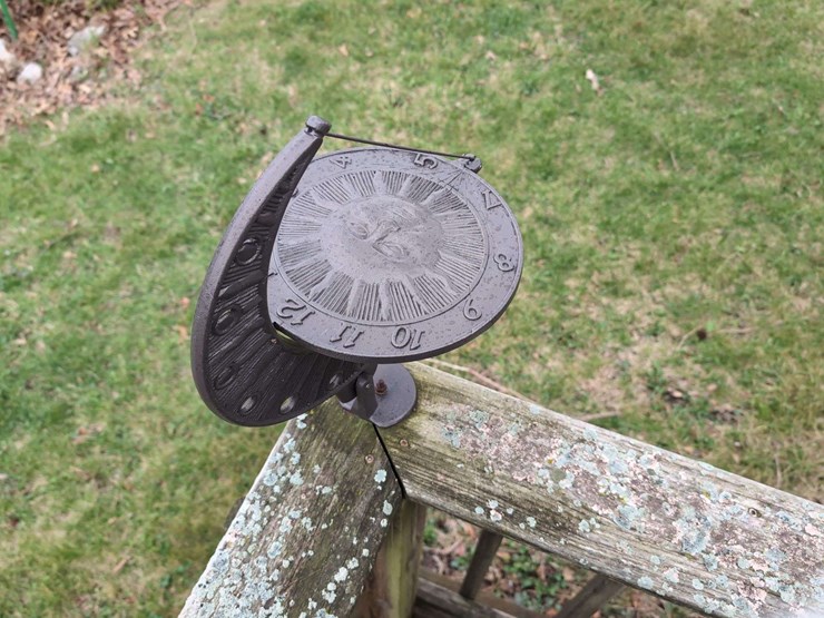 cast-iron-moon-shaped-sundial-image-2