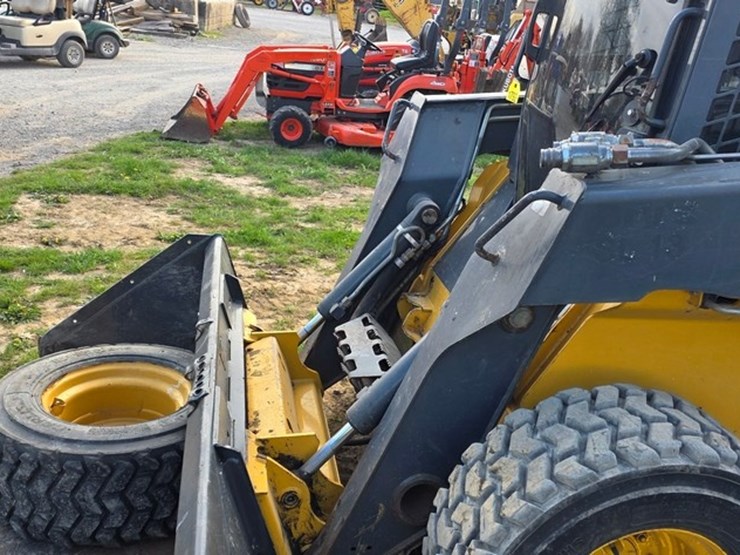 2014-deere-326e-image-30