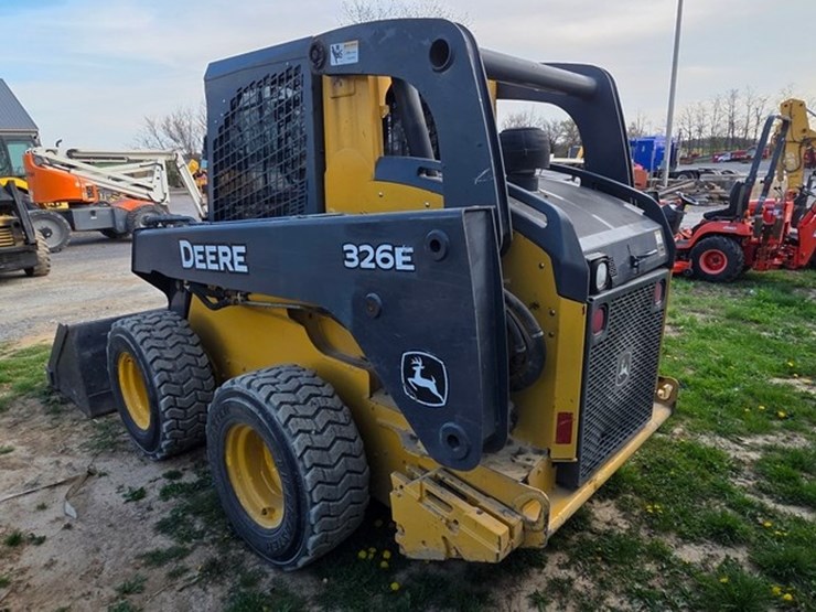 2014-deere-326e-image-4