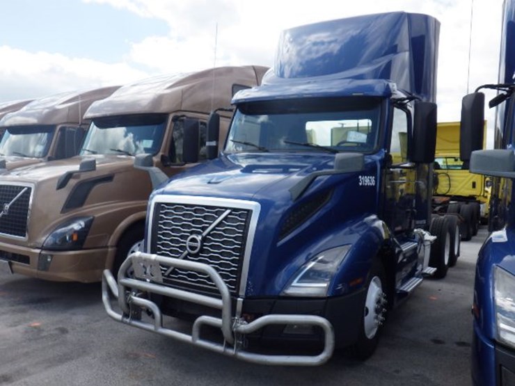 2019-volvo-vnl300-image-1