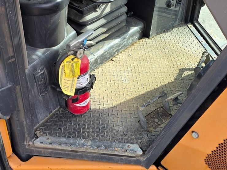 2016-case-750m-lgp-image-58