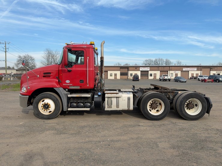2013-mack-pinnacle-cxu613-image-2