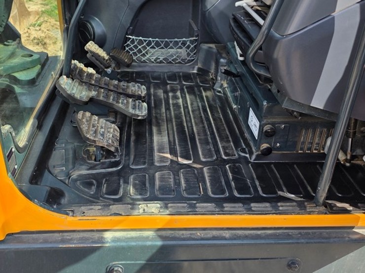 2020-new-holland-e57c-image-60